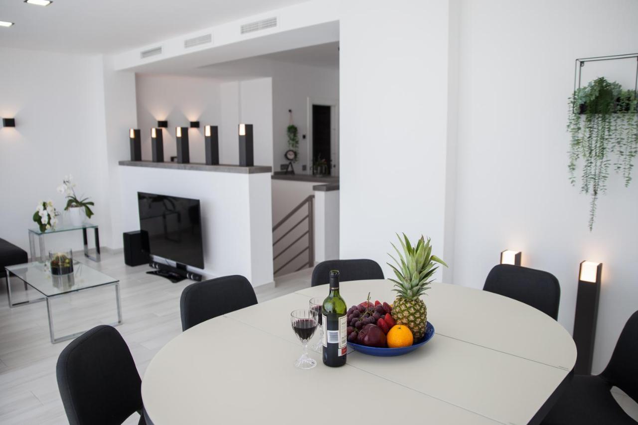 Spacious 200 Sq.M. Penthouse With Sea View Terraces 托雷莫利诺斯 外观 照片