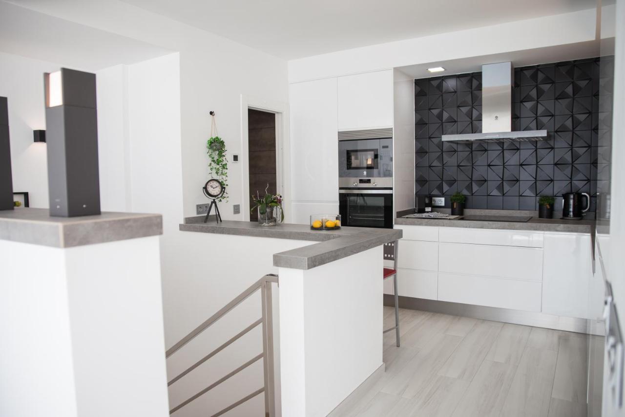 Spacious 200 Sq.M. Penthouse With Sea View Terraces 托雷莫利诺斯 外观 照片