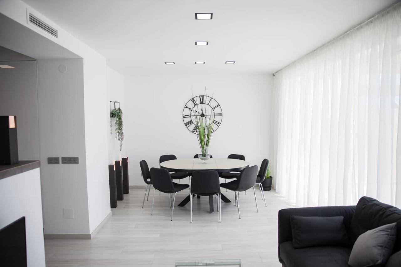 Spacious 200 Sq.M. Penthouse With Sea View Terraces 托雷莫利诺斯 外观 照片