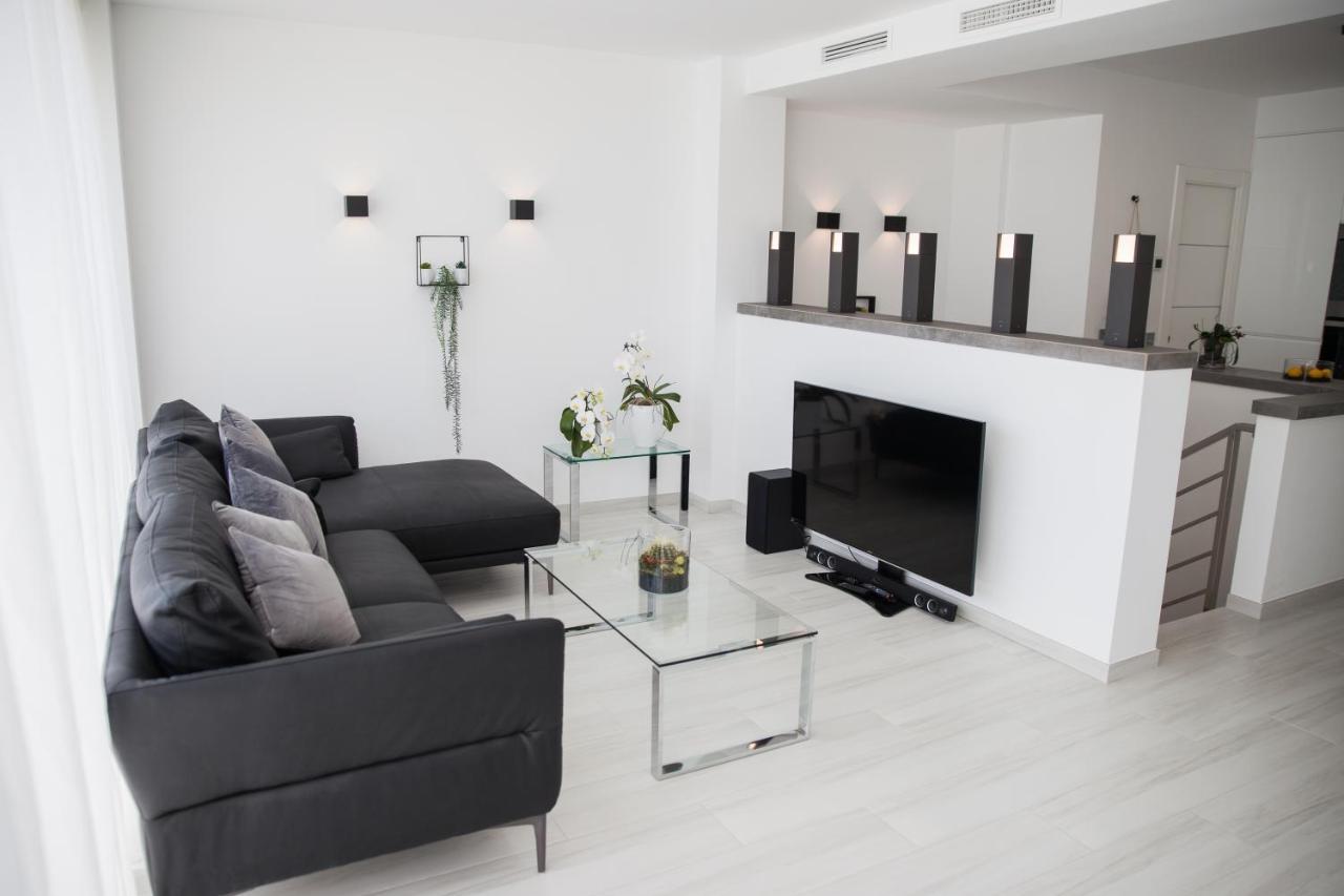 Spacious 200 Sq.M. Penthouse With Sea View Terraces 托雷莫利诺斯 外观 照片